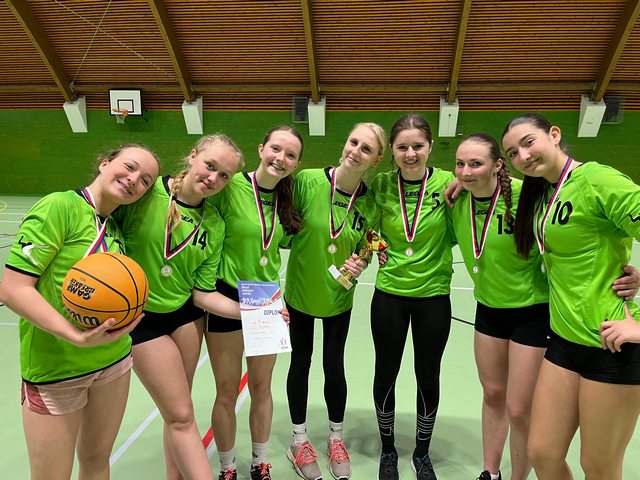 Basketbal divky IV v kruhu