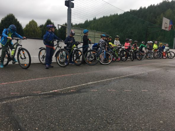 cykliste na hřišti